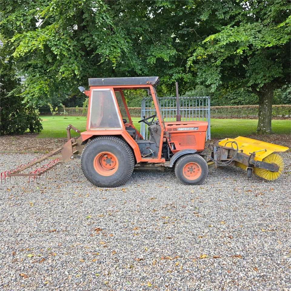 Kubota B8200 - Коммунальный трактор: фото 4 Kubota B8200 - Коммунальный трактор: фото 4