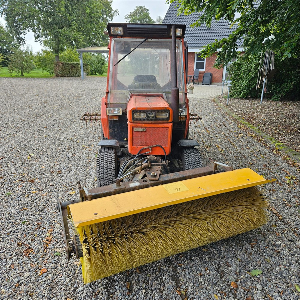 Kubota B8200 - Коммунальный трактор: фото 3 Kubota B8200 - Коммунальный трактор: фото 3