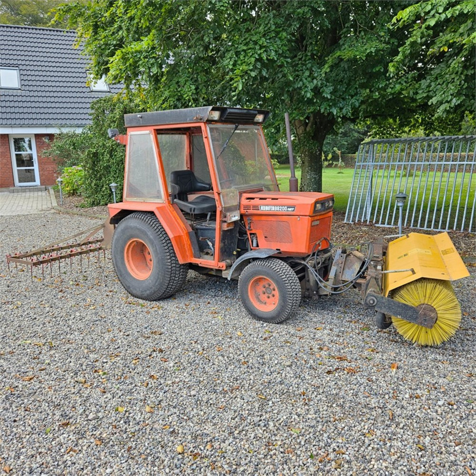 Kubota B8200 - Коммунальный трактор: фото 1 Kubota B8200 - Коммунальный трактор: фото 1