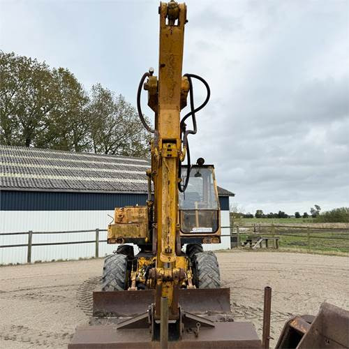 Massey Ferguson W350 C - Колёсный экскаватор: фото 4 Massey Ferguson W350 C - Колёсный экскаватор: фото 4