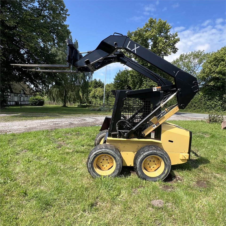 New Holland LX465 - Мини-погрузчик с бортовым поворотом: фото 4 New Holland LX465 - Мини-погрузчик с бортовым поворотом: фото 4