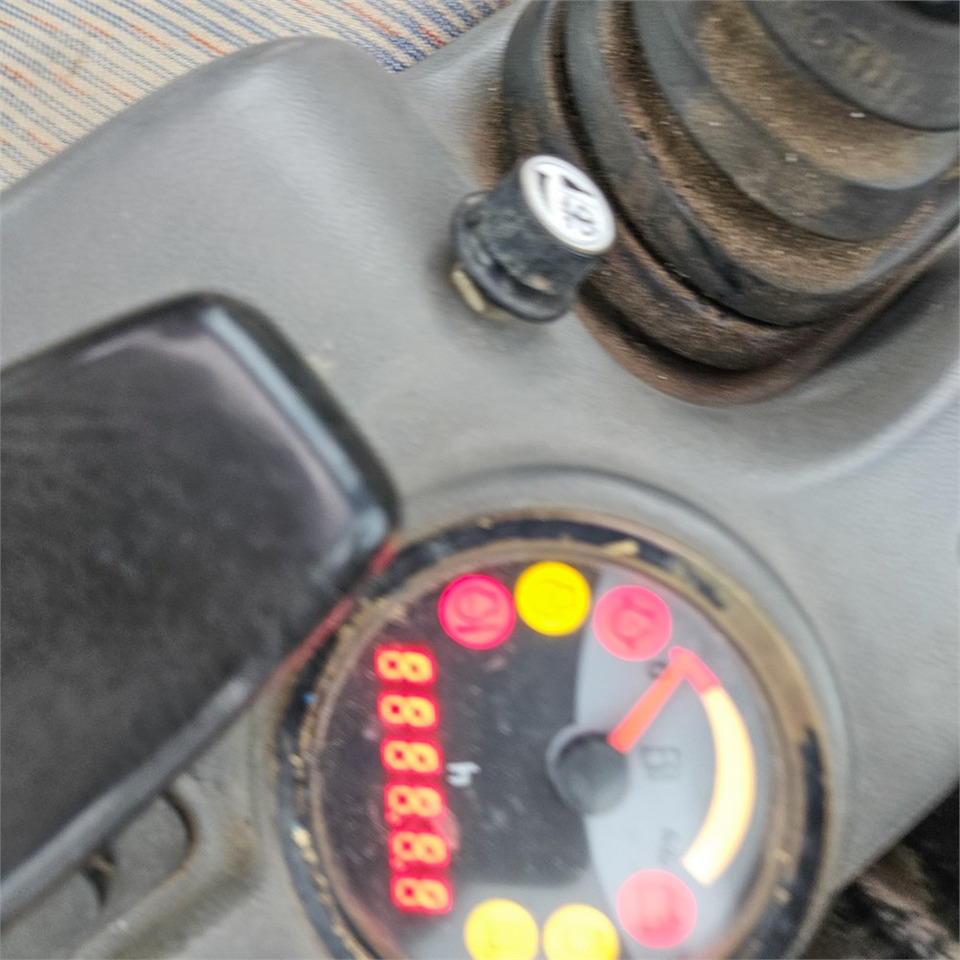 Мини-экскаватор Terex TC16: фото 13