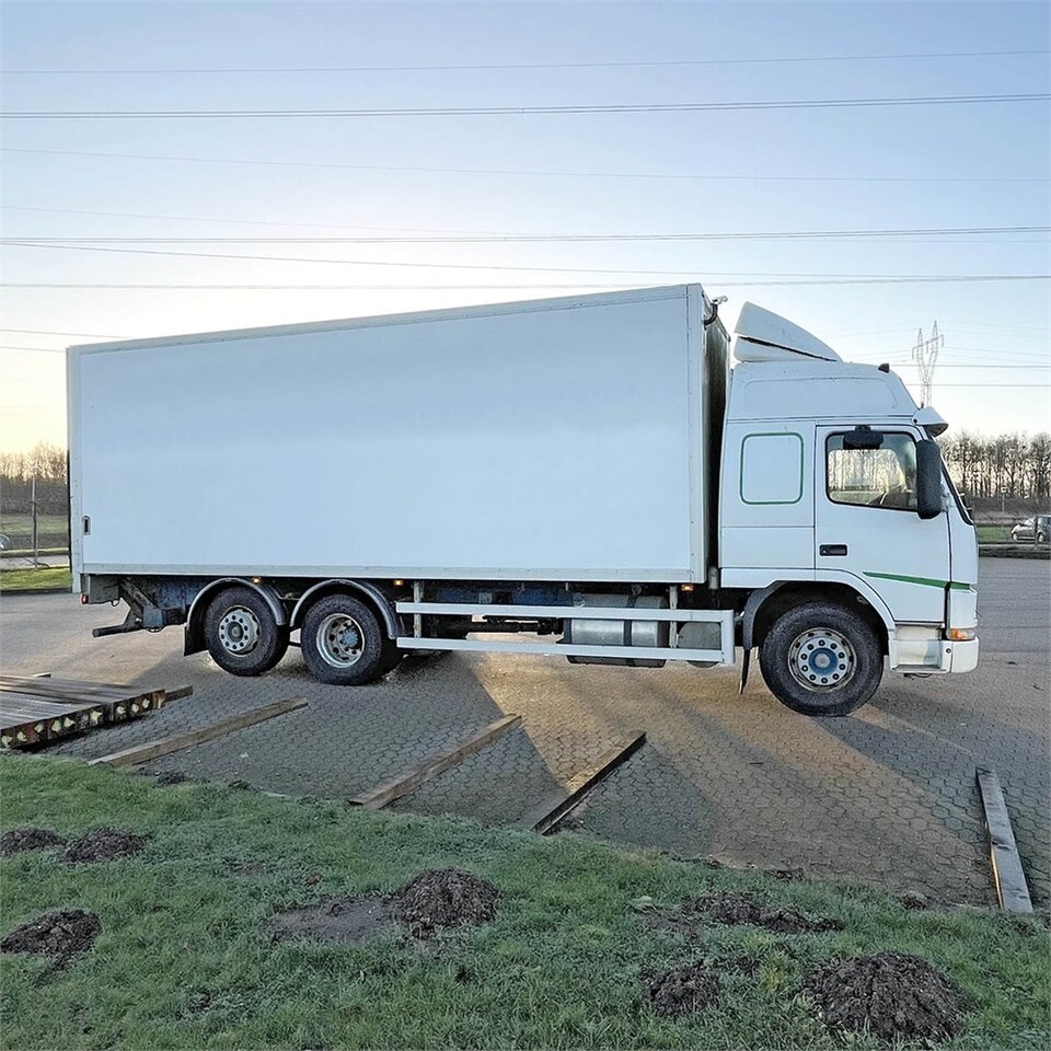 Грузовик с закрытым кузовом Volvo FM12: фото 18