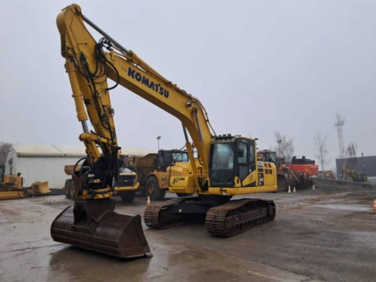 KOMATSU PC240LC7 - Гусеничный экскаватор: фото 1 KOMATSU PC240LC7 - Гусеничный экскаватор: фото 1