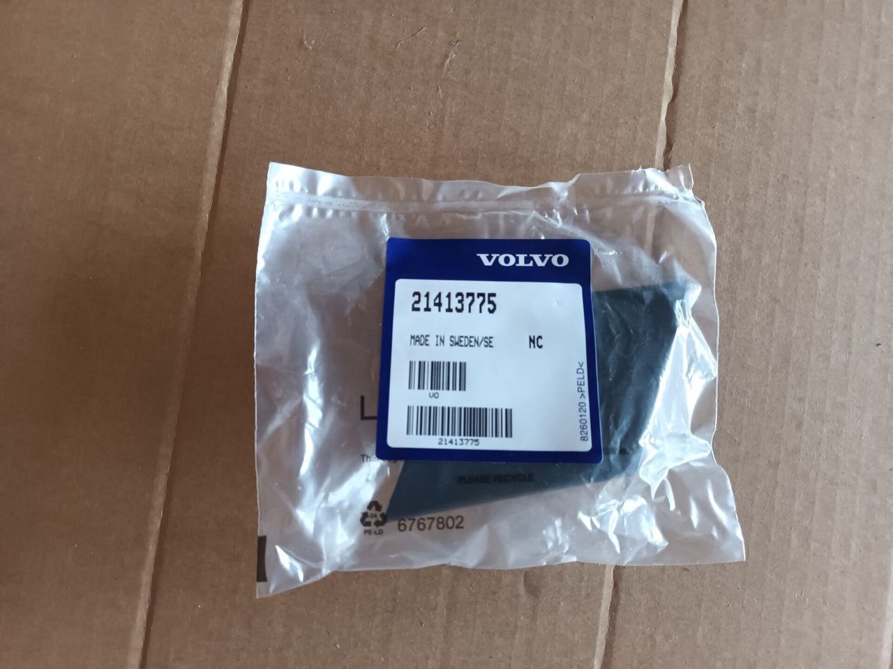 VOLVO LAMP LID RIGHT 21413775 - Свет/ Освещение для Грузовиков: фото 1 VOLVO LAMP LID RIGHT 21413775 - Свет/ Освещение для Грузовиков: фото 1