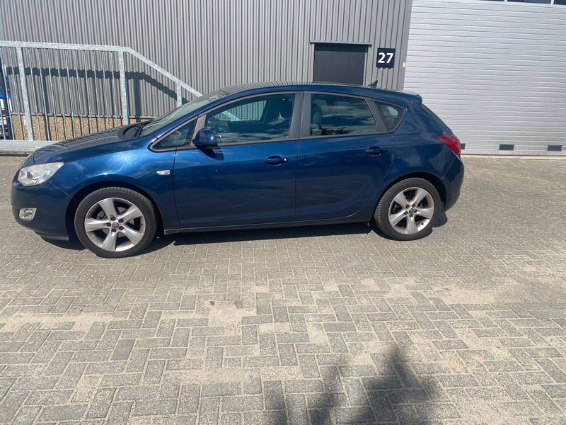 Opel Astra 1.6 - Седан: фото 2 Opel Astra 1.6 - Седан: фото 2