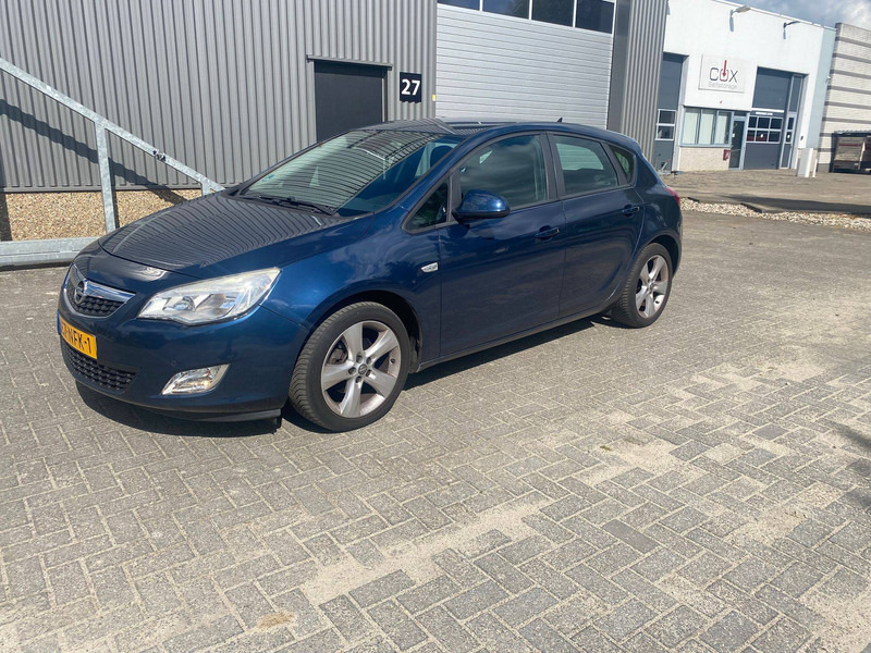 Opel Astra 1.6 - Седан: фото 3 Opel Astra 1.6 - Седан: фото 3