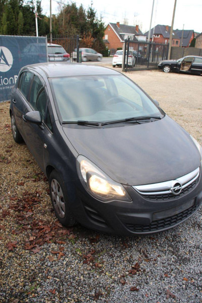 Седан Opel Corsa: фото 6