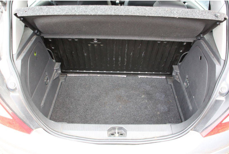 Седан Opel Corsa: фото 16