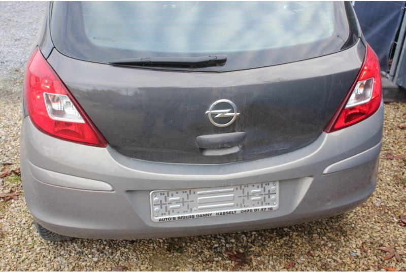 Седан Opel Corsa: фото 14