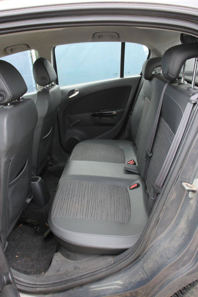 Седан Opel Corsa: фото 17