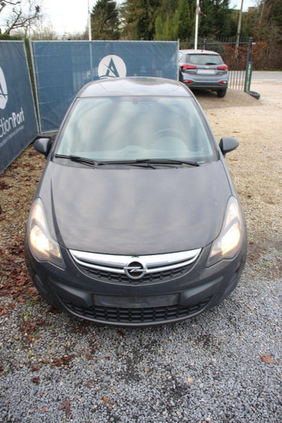 Седан Opel Corsa: фото 7