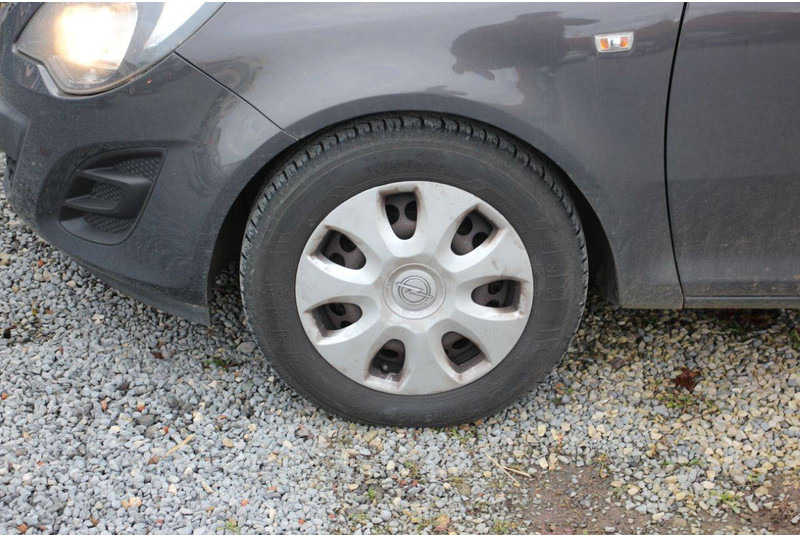 Седан Opel Corsa: фото 12