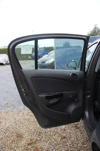 Седан Opel Corsa: фото 19