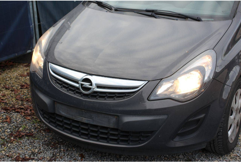 Седан Opel Corsa: фото 9