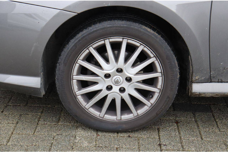 Седан Renault Laguna: фото 15