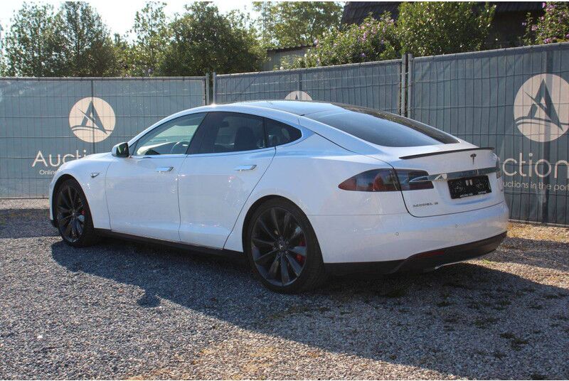 Tesla Model S P85+ - Седан: фото 3 Tesla Model S P85+ - Седан: фото 3