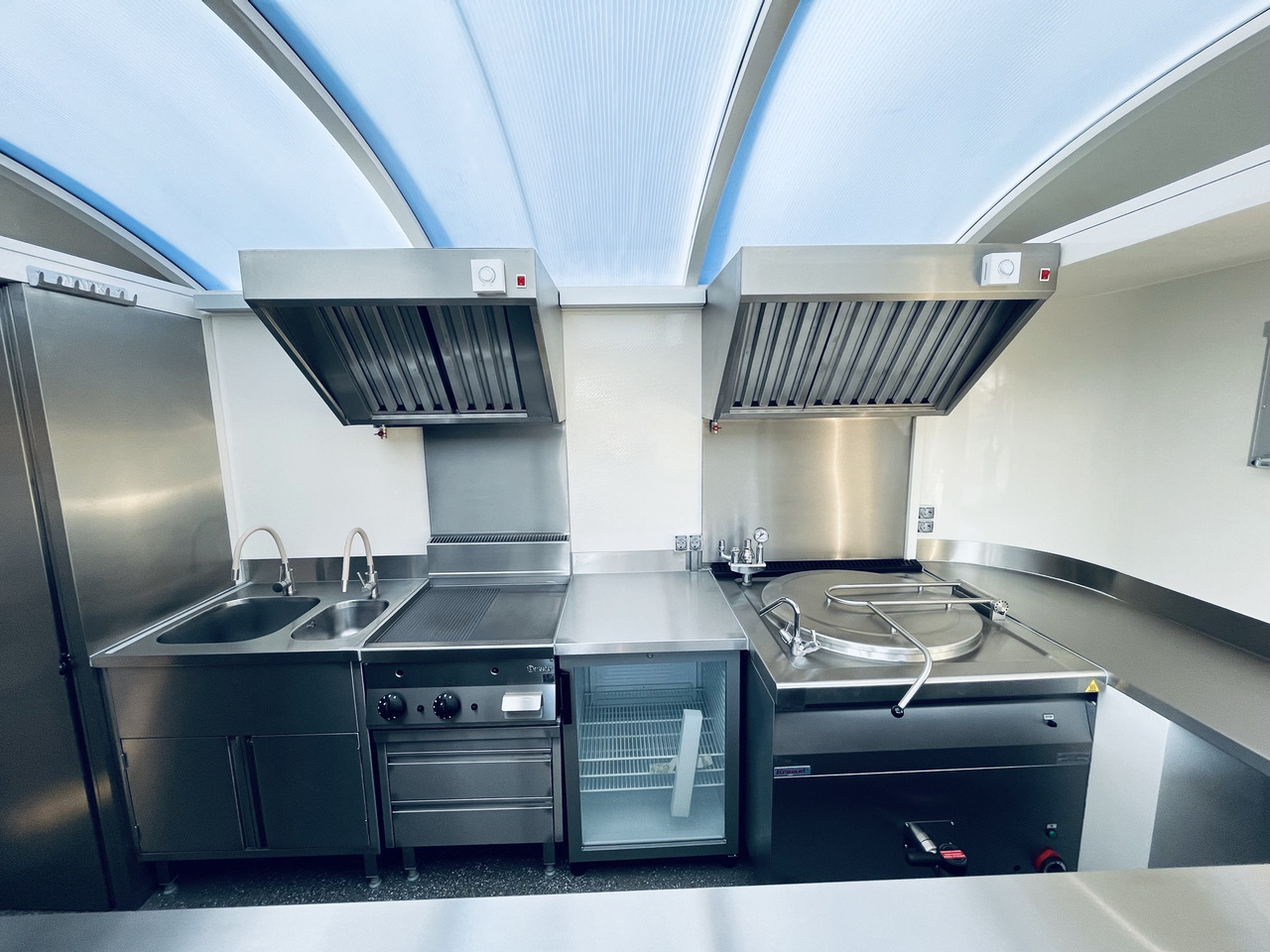 WARK COMFORT 4m - Торговый прицеп: фото 3 WARK COMFORT 4m - Торговый прицеп: фото 3