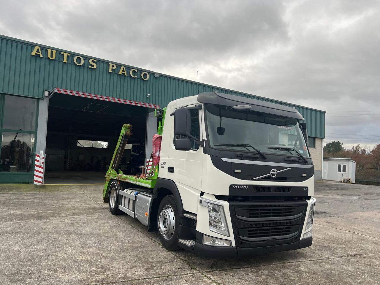 VOLVO FM 300 GANCHO DE CADENAS - Портальный бункеровоз: фото 3 VOLVO FM 300 GANCHO DE CADENAS - Портальный бункеровоз: фото 3