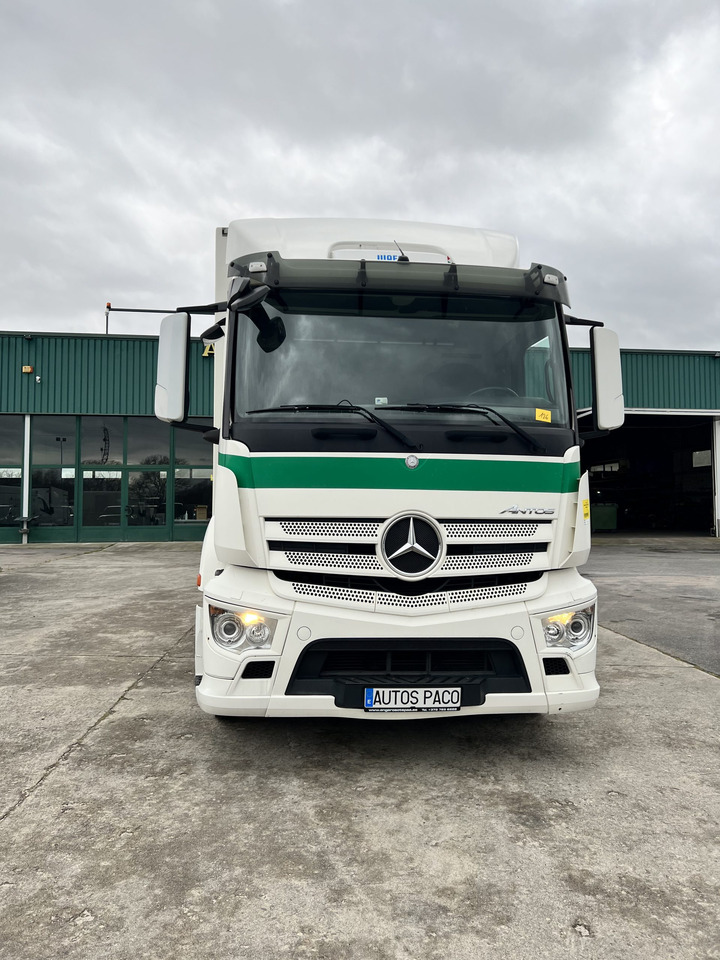 Camión Mercedes frigorífico - Грузовик-шасси: фото 1 Camión Mercedes frigorífico - Грузовик-шасси: фото 1