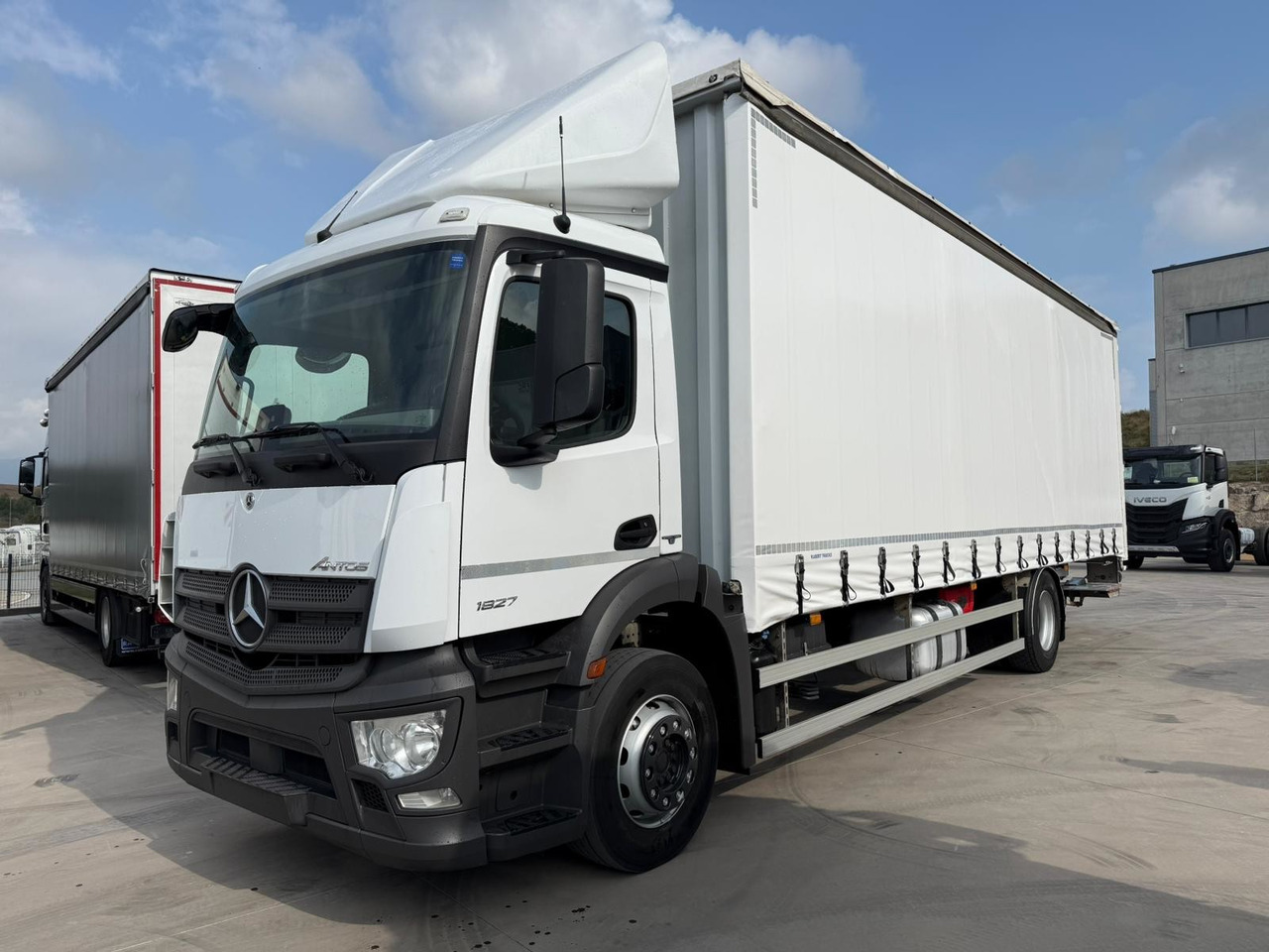 MERCEDES BENZ 18.27 Antos E6 (Tauliner) - Тентованный грузовик: фото 1 MERCEDES BENZ 18.27 Antos E6 (Tauliner) - Тентованный грузовик: фото 1