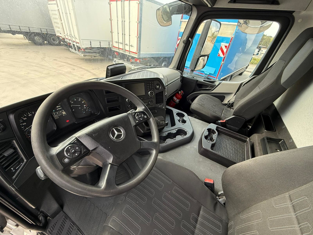 MERCEDES BENZ 18.27 Antos E6 (Tauliner) - Тентованный грузовик: фото 5 MERCEDES BENZ 18.27 Antos E6 (Tauliner) - Тентованный грузовик: фото 5