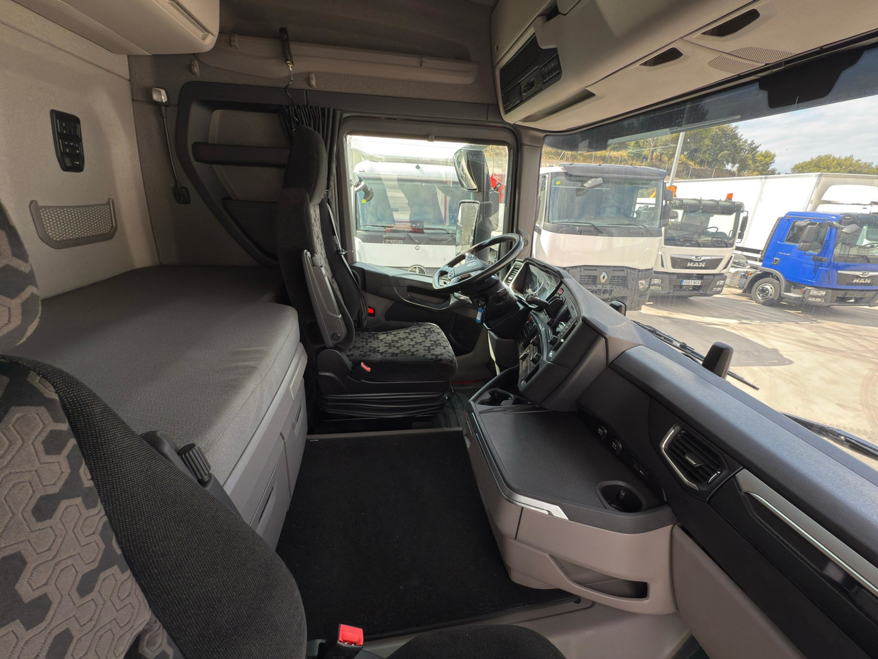 Тентованный грузовик SCANIA R450 E6 (Tauliner): фото 8