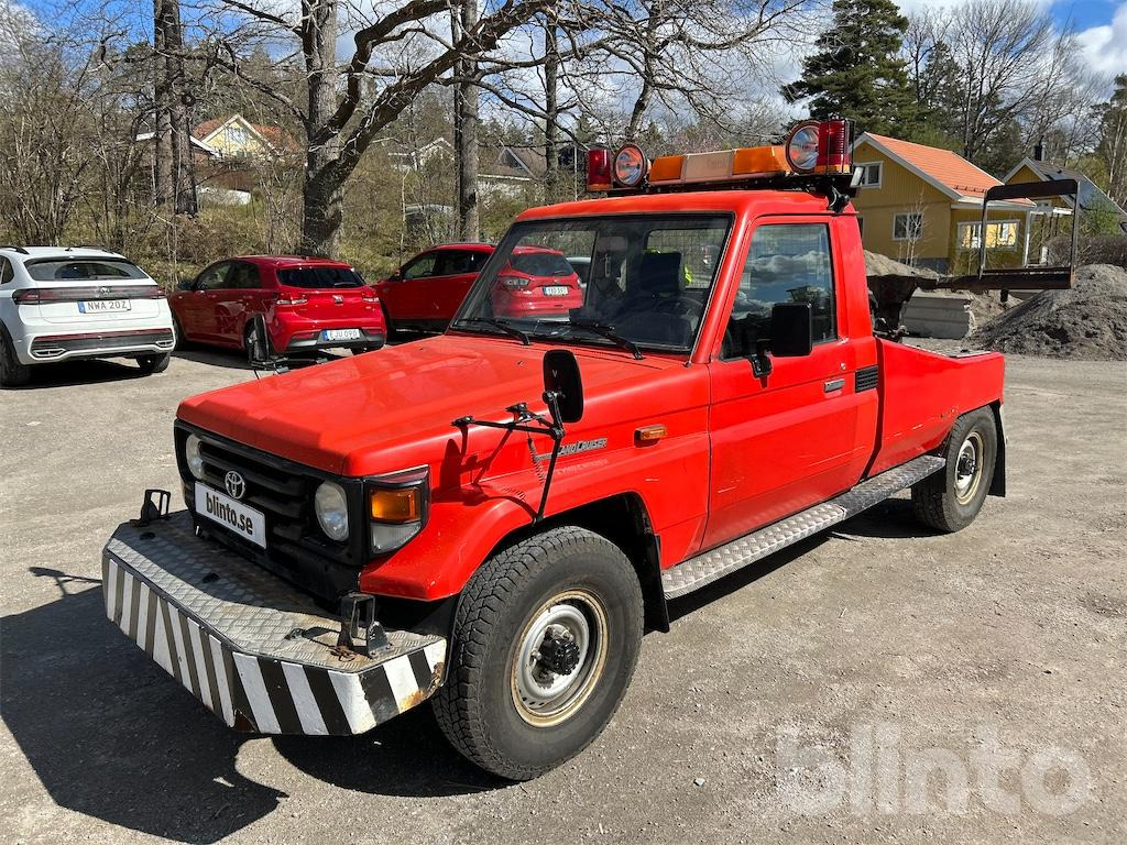 Garagebärgare / TOYOTA LAND CRUISER 70 P - Эвакуатор: фото 1 Garagebärgare / TOYOTA LAND CRUISER 70 P - Эвакуатор: фото 1