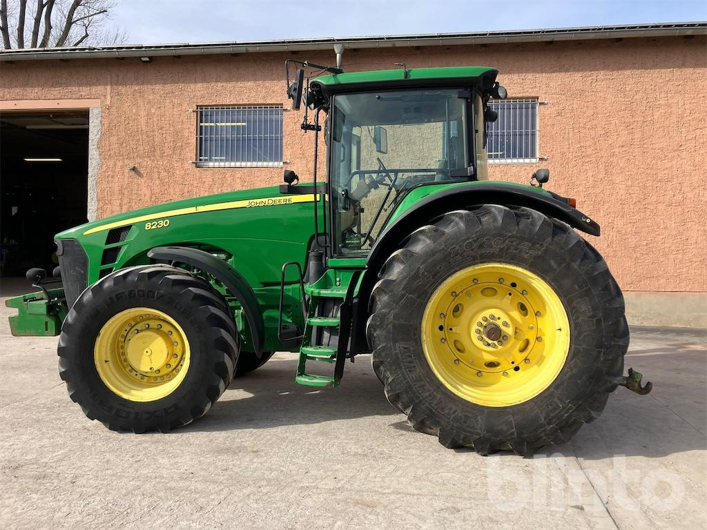 John Deere 8230 ILS Power Shift (2007) - Трактор: фото 4 John Deere 8230 ILS Power Shift (2007) - Трактор: фото 4