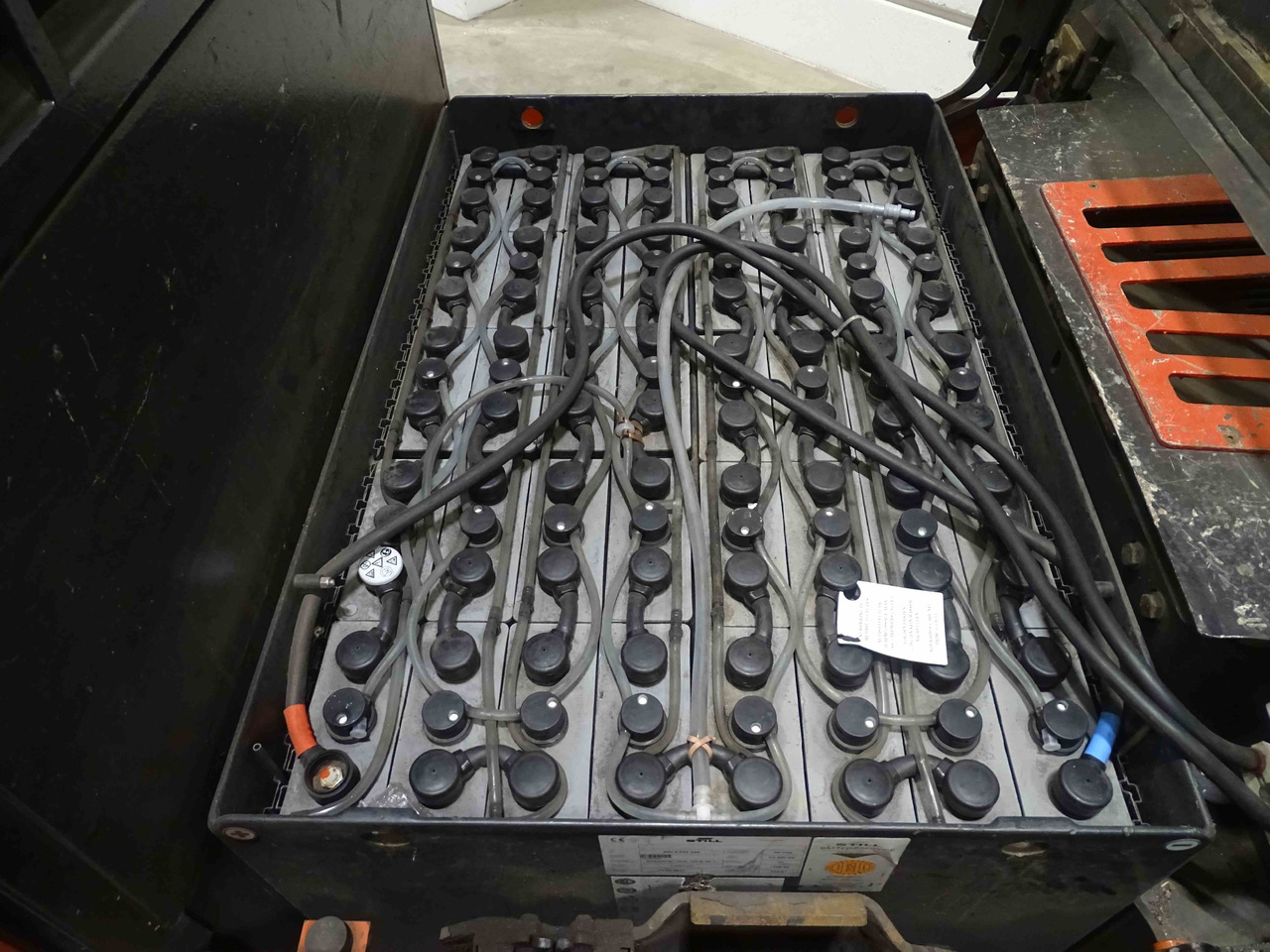 Linde P250 - Складской тягач: фото 4 Linde P250 - Складской тягач: фото 4